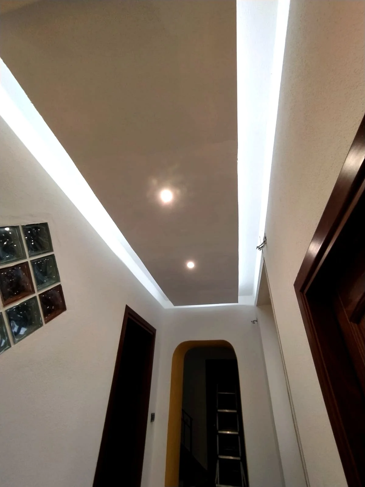Corridoio con veletta luminosa e faretti integrati