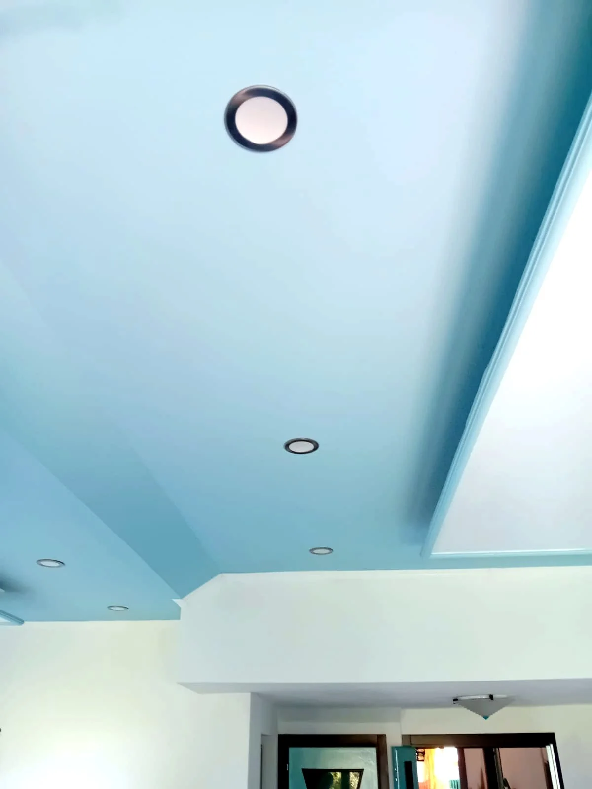 Soffitto decorativo in cartongesso azzurro con faretti incassati