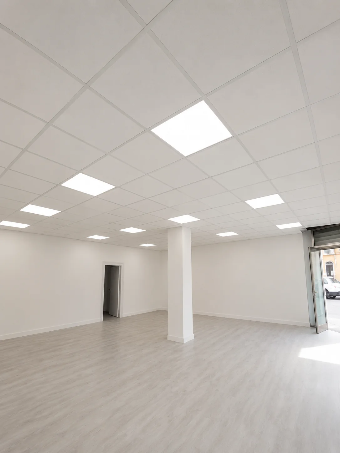 Controsoffitto modulare per spazio commerciale con pannelli luminosi