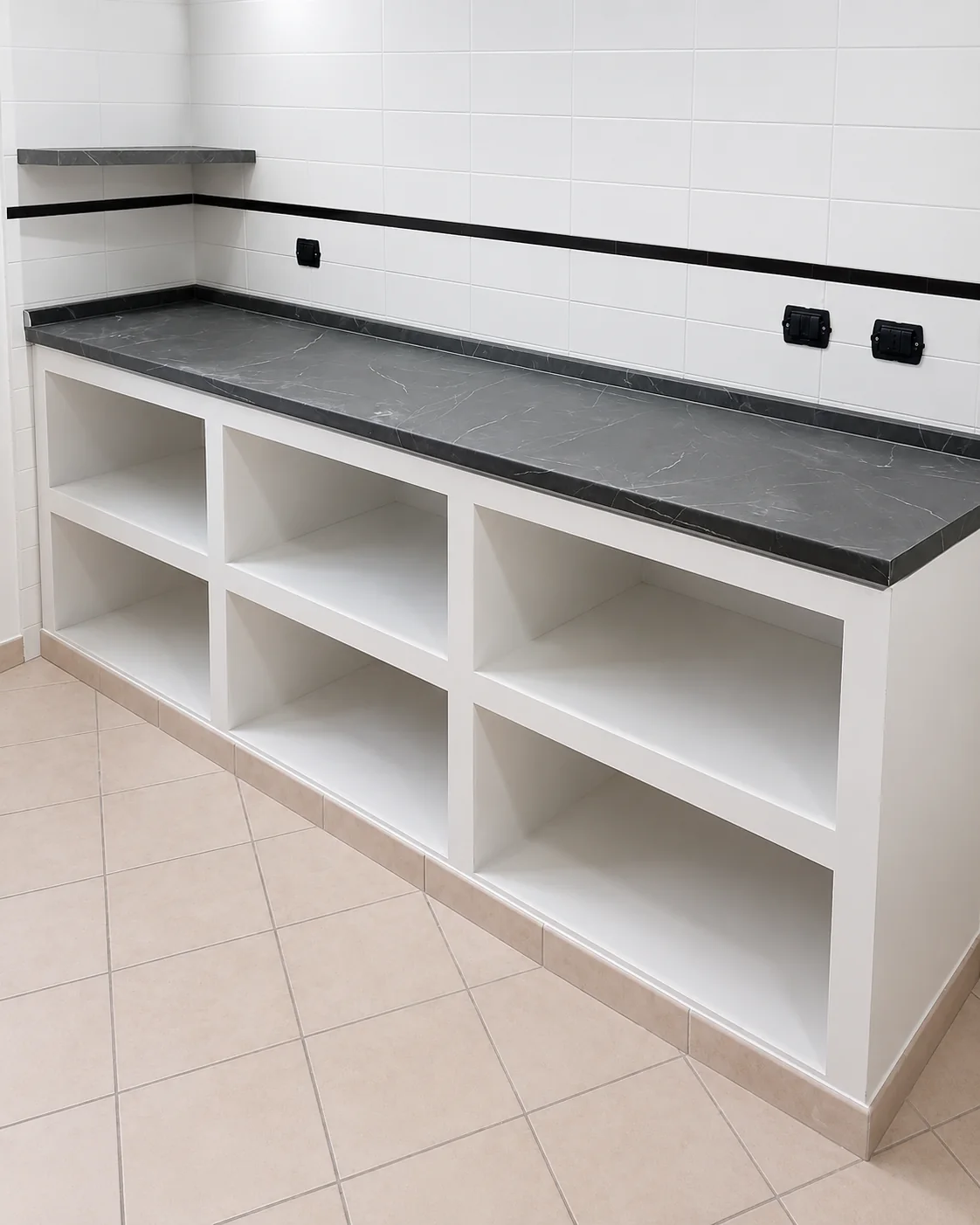 Mobile basso su misura in cartongesso per cucina o ambiente tecnico