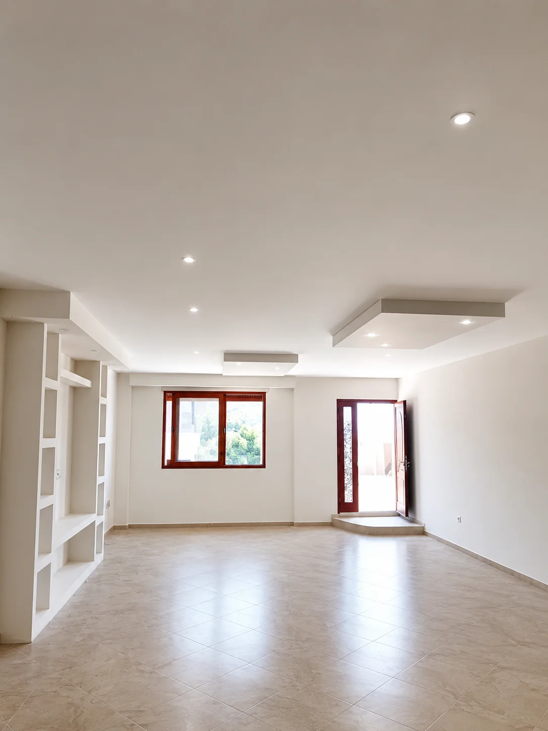 Spazio commerciale con controsoffitto e colonne arancio